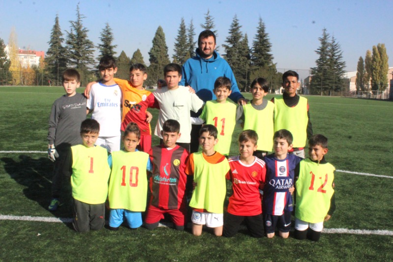 FUTBOLUN TEMEL EĞİTİMİNİ ALIYORLAR
