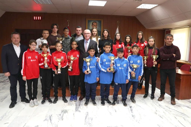 BAŞARILI ATLETLER BAŞKAN KURTU ZİYARET ETTİ