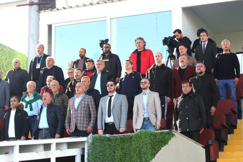 YÖNETİCİLER TRİBÜNDE