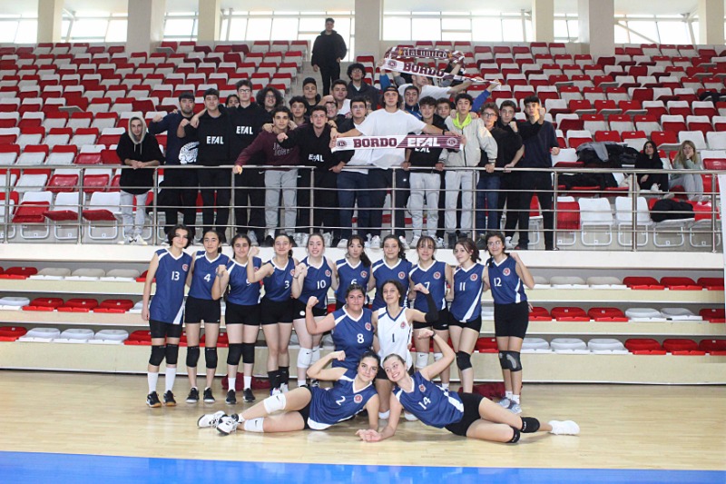 OKULLU GENÇLERİN FİLE ÖNÜNDE  KAPIŞMALARI NEFESLERİ KESİYOR
