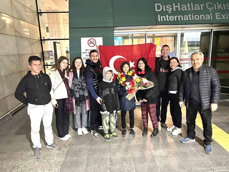 NAZLI EFE ÇİÇEKLERLE KARŞILANDI