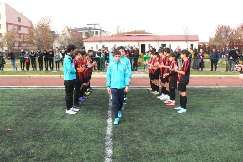ALKIŞLARLA KARŞILADILAR