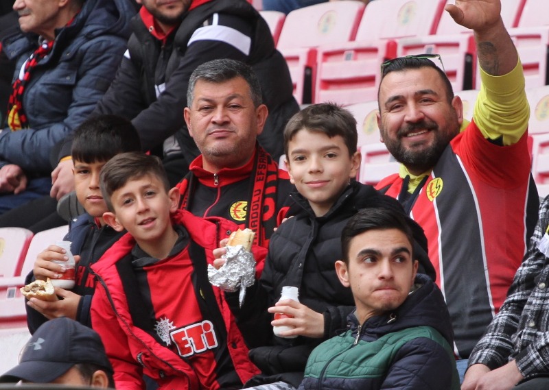 MİNİKLERİN ES-ES AŞKI