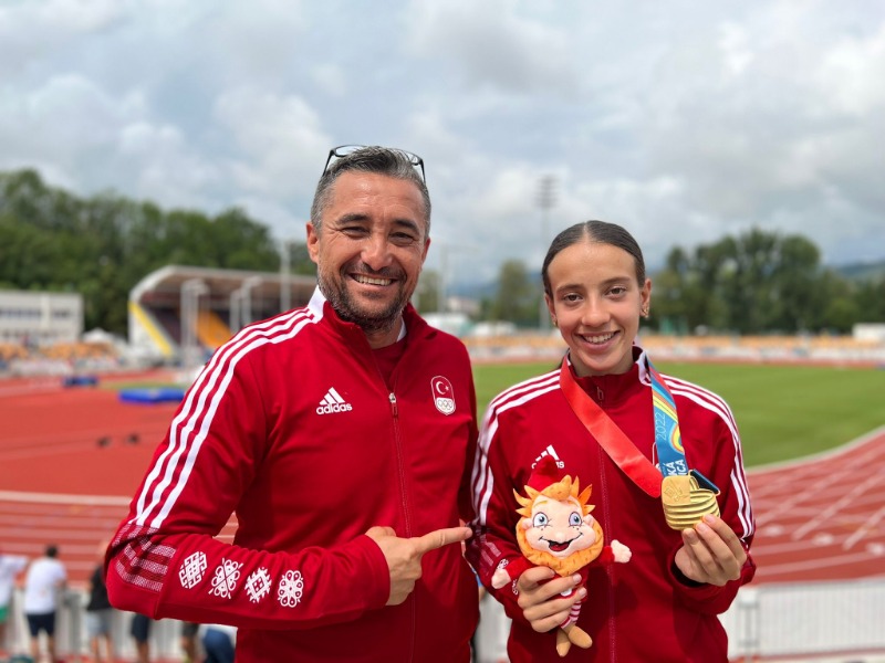 AYÇA KÜRSÜYE ÇIKMAK  İÇİN İTALYAYA GİDECEK