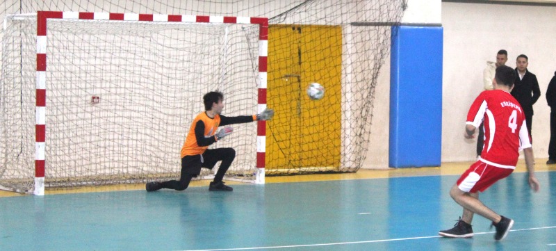 OKULLU FUTSALCILAR SALONA ÇIKTI