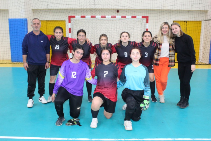 GENÇ KIZLARDA FUTSALDA  HÜNERLERİNİ SERGİLİYOR