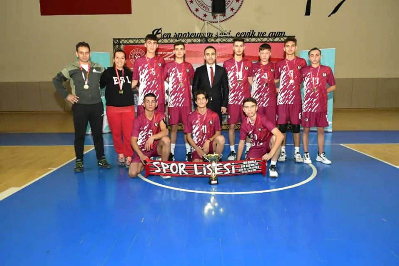 ERKEKLERDE EĞİTİMCİLER SPOR LİSESİ  ŞAMPİYONLUĞA ULAŞMAYI BAŞARDI