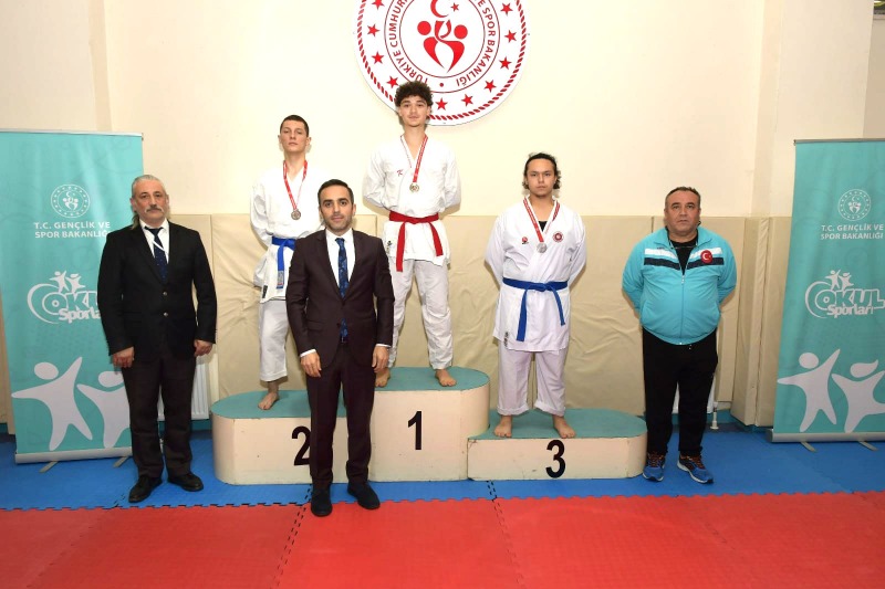 OKULLU KARATECİLER KAPIŞTI