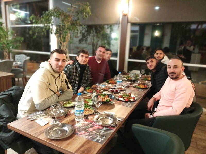 YEMEKTE BULUŞTULAR