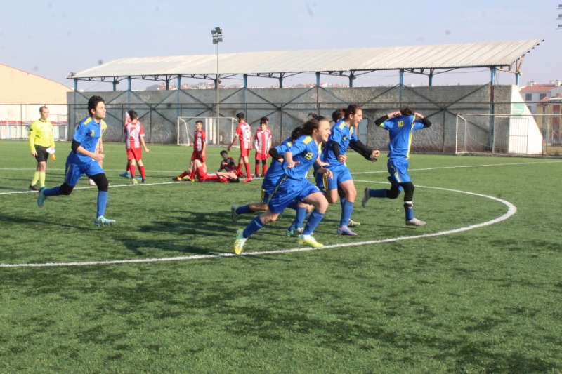 YILDIZ ERKEKLER FUTBOLDA KUPA GÜNÜ