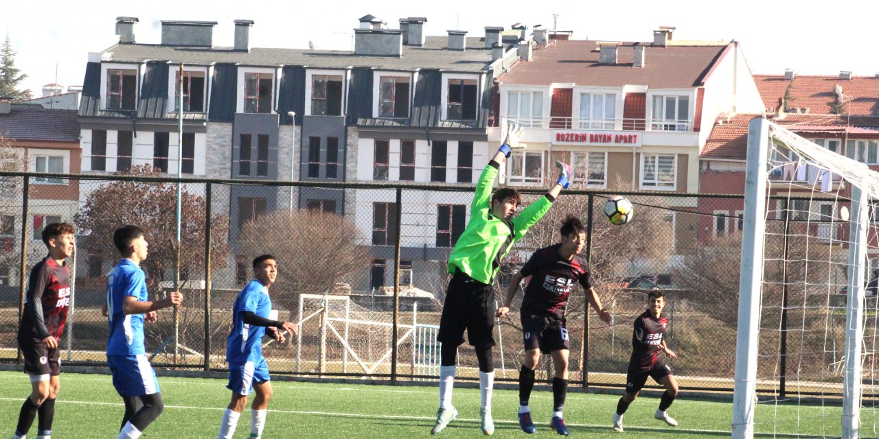 LİSELİ FUTBOLCULAR SAHAYA İNDİ