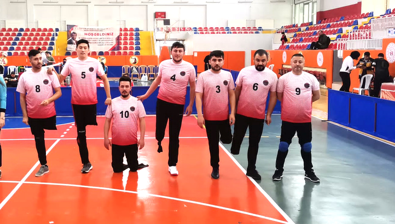 OTURARAK VOLEYBOL TAKIMIMIZ İLK MAÇINDA DESTEK BEKLİYOR