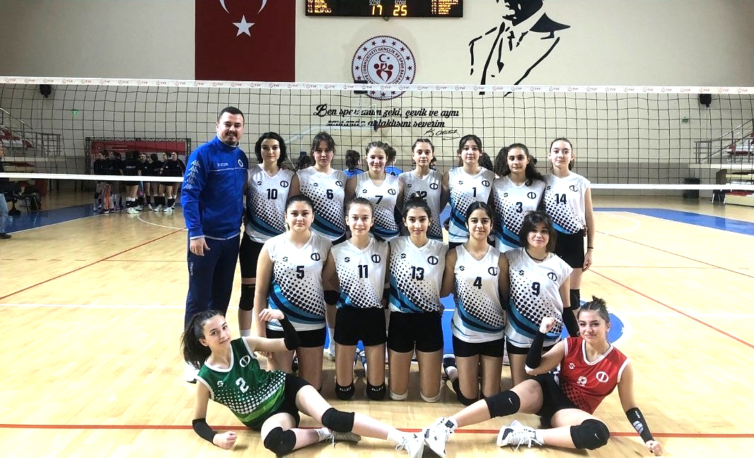 KÜÇÜK KIZLAR FİLE ÖNÜNDE