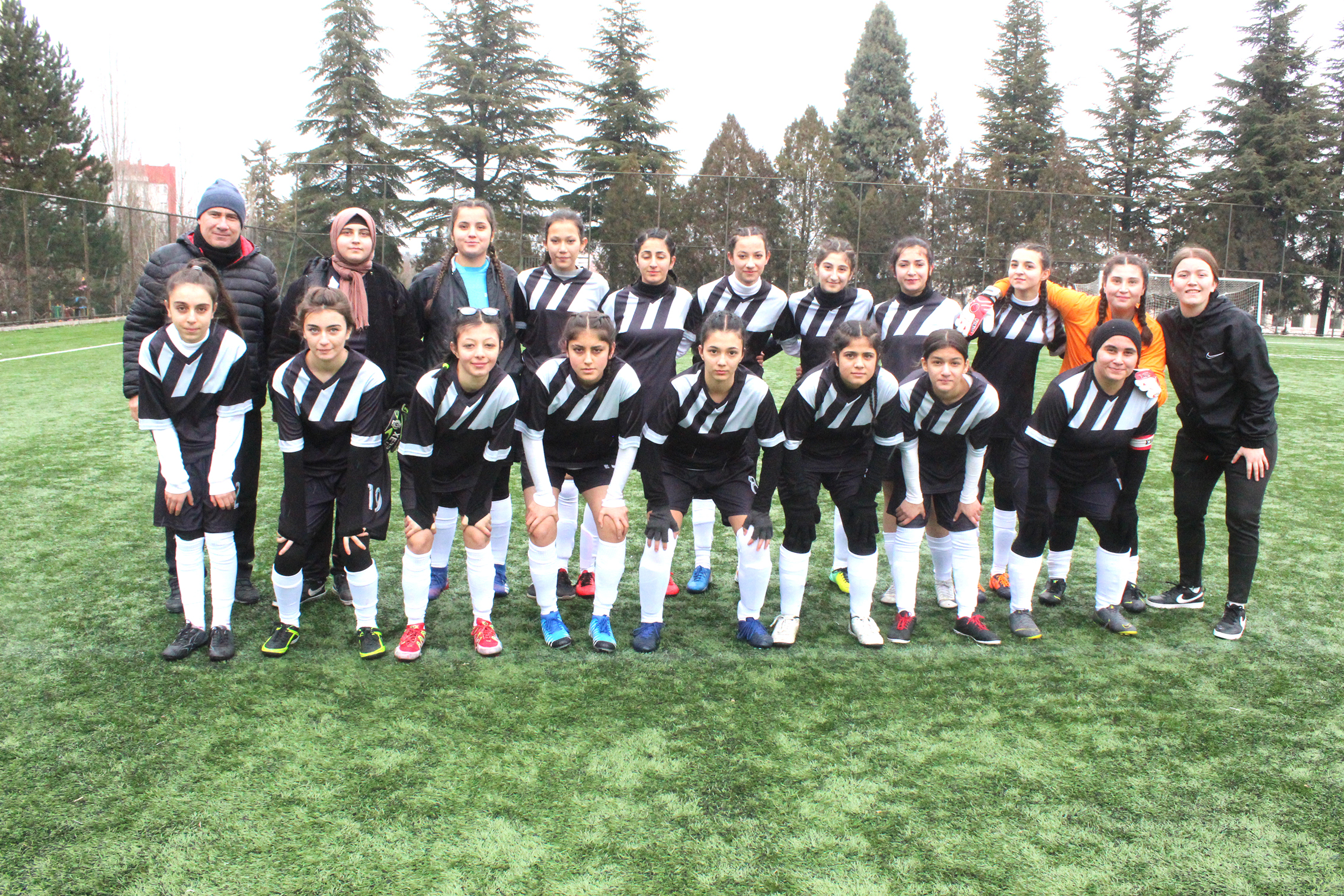 KIZLARDA SAHAYA İNDİ