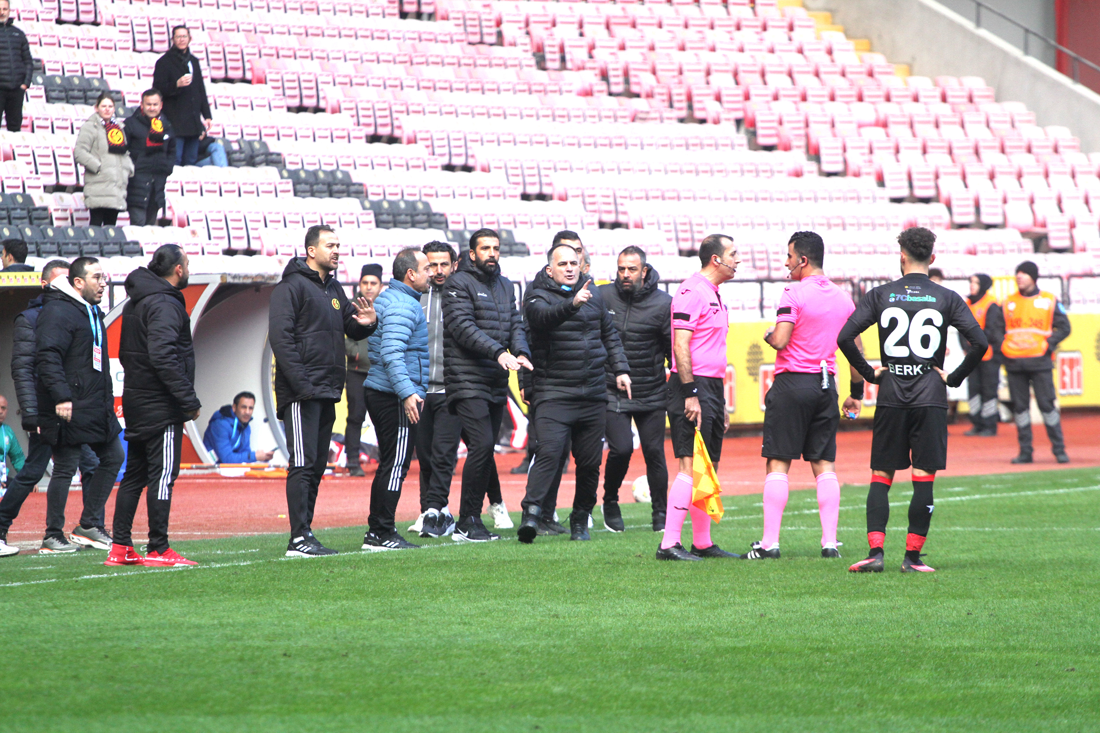 HAKEMİN YAPTIĞINA BAK…