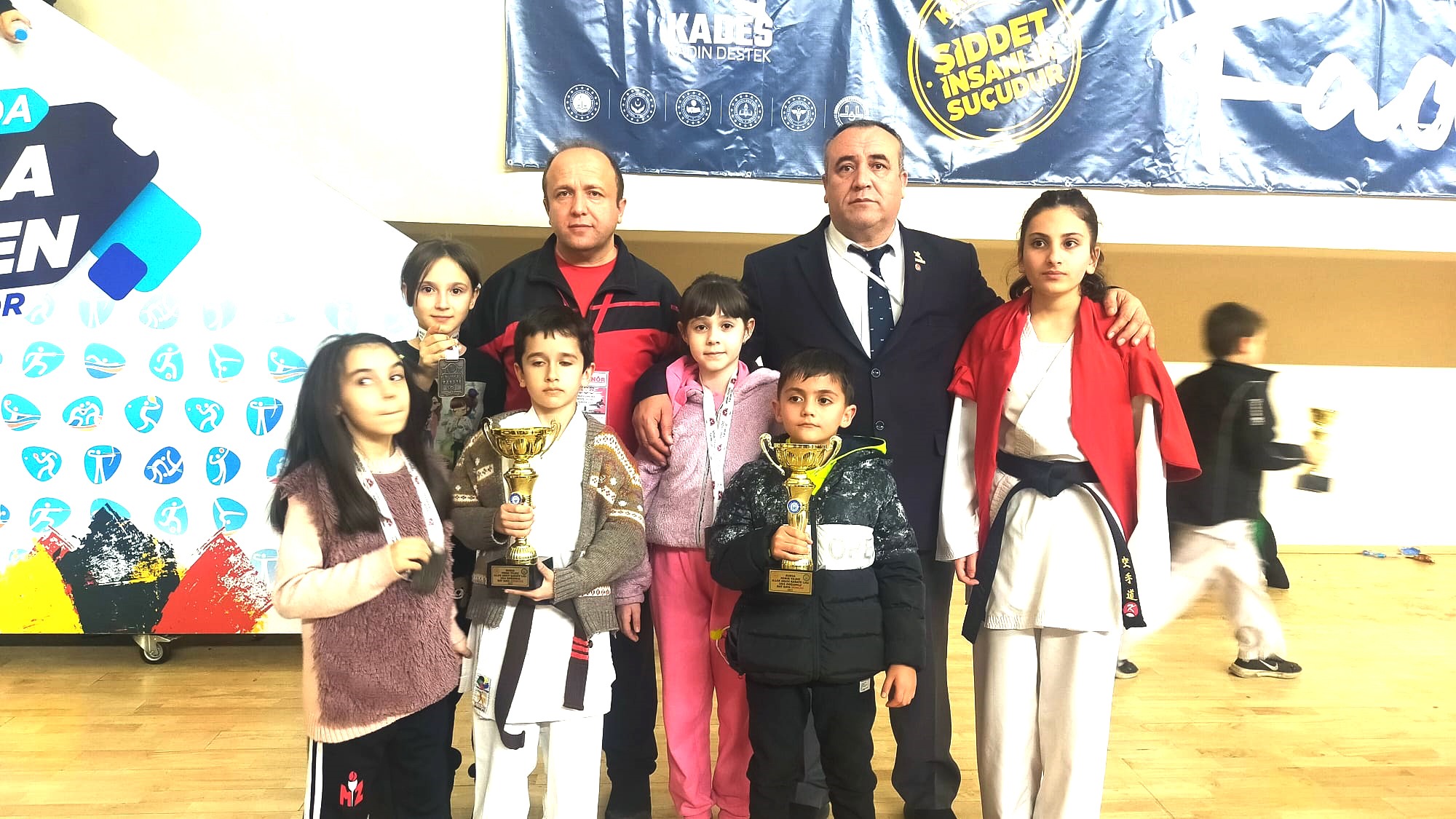 KARATECİLERDEN 25 MADALYA GELDİ