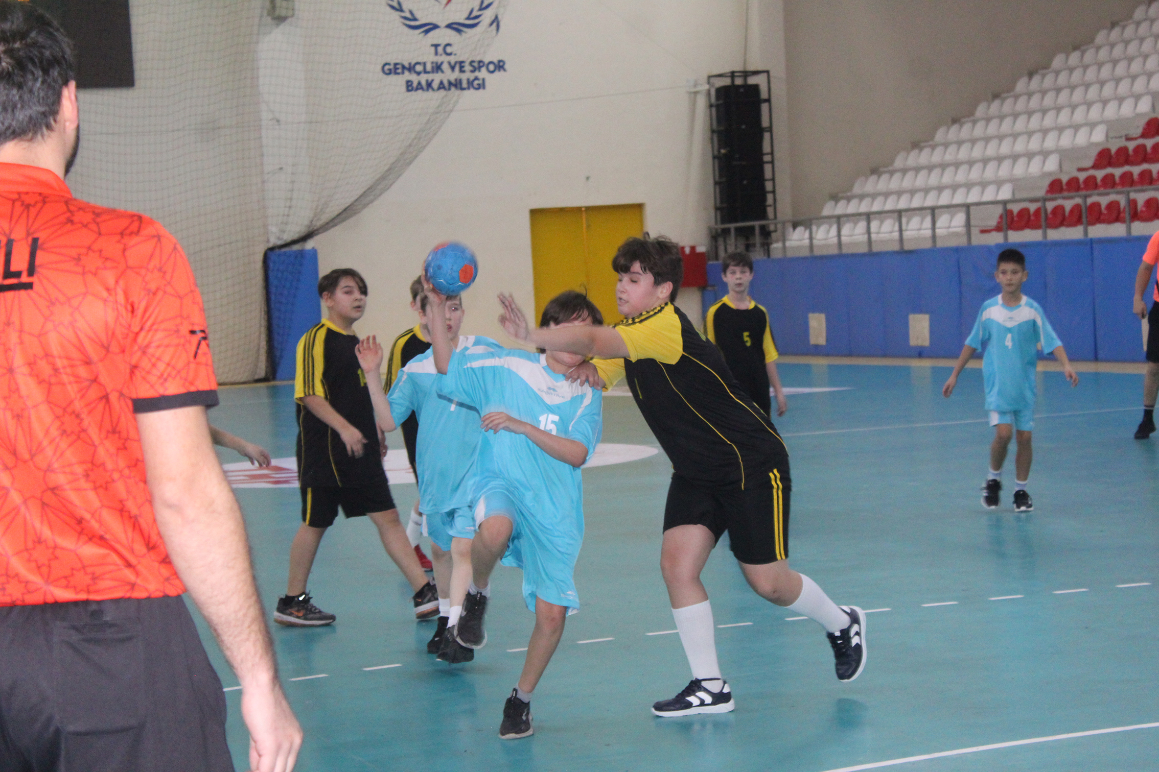 KÜÇÜKLER HENTBOLUN EN BÜYÜKLERİ BELLİ OLUYOR