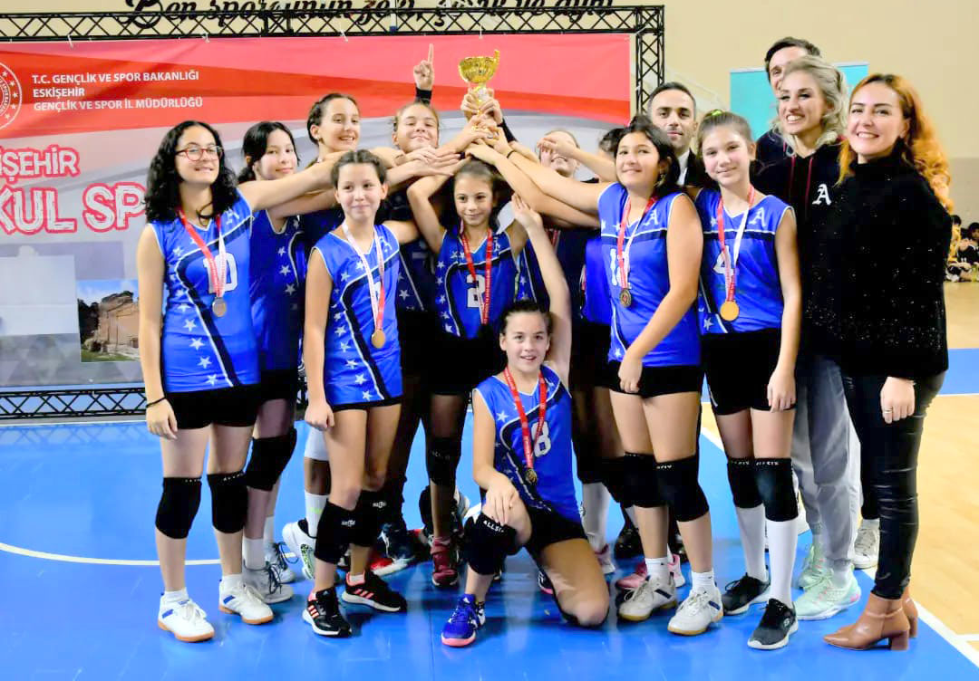 OKULLU KÜÇÜKLER VOLEYBOLDA KUPALAR SAHİPLERİNE VERİLDİ…