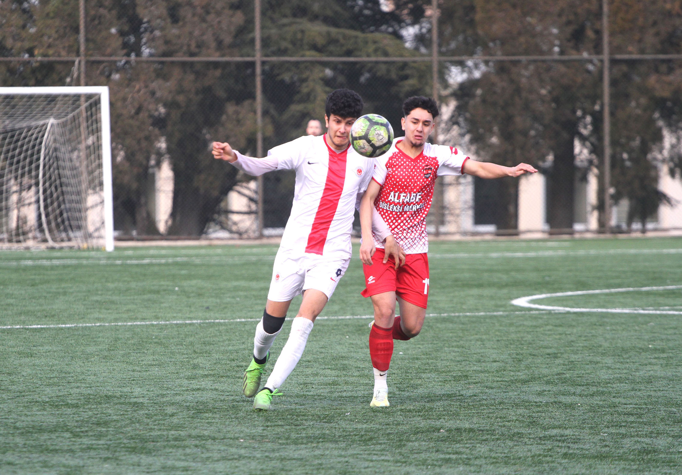 HAKAN DEMİR’İ SIRTLIYOR