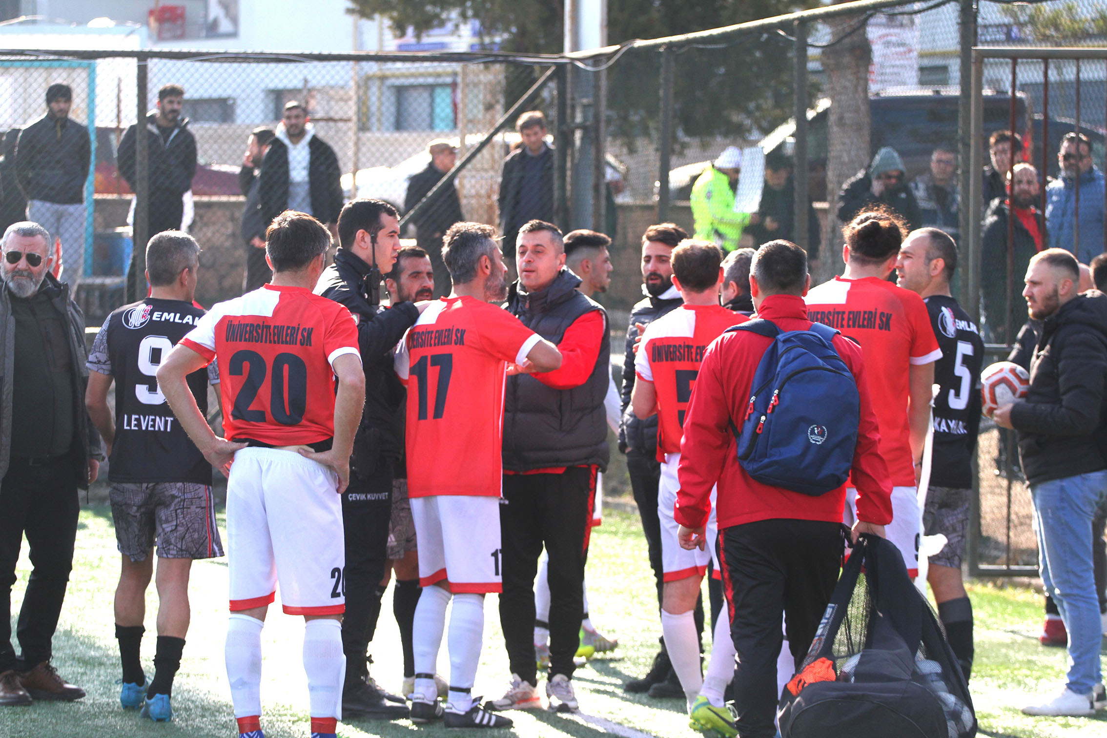 HAKEME TEPKİ OLARAK PLAY-OFF’TAN ÇEKİLDİLER