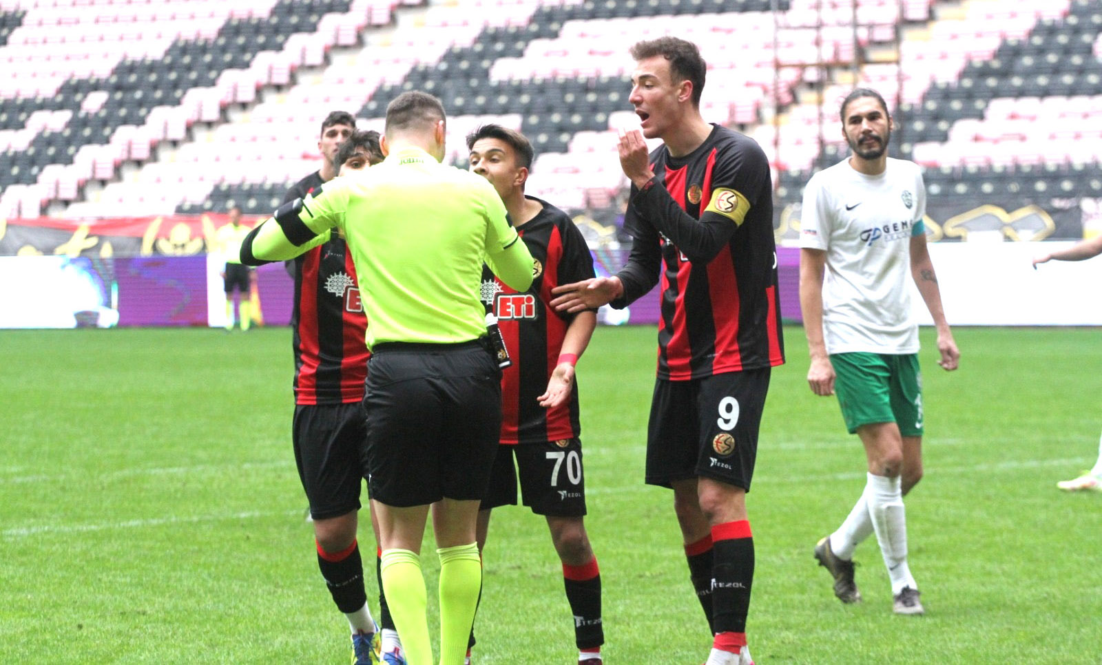 ONUR OYNAYACAK