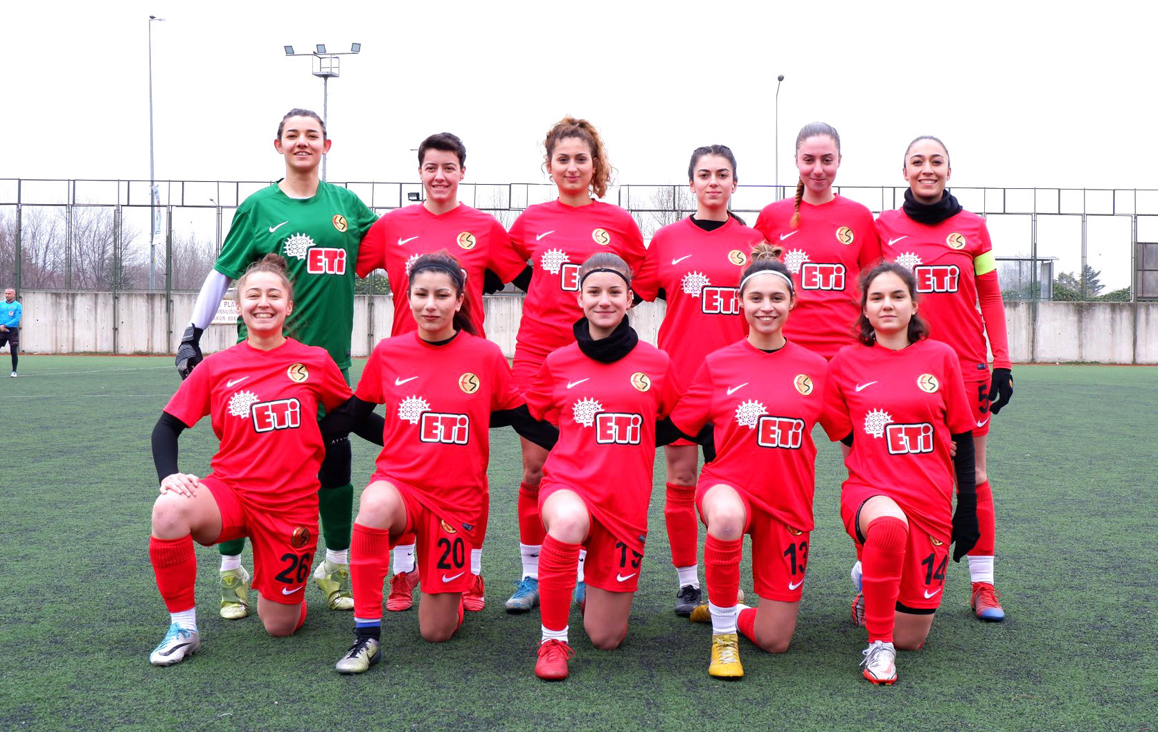 KADIN FUTBOLCULAR AÇIK KAPATTI