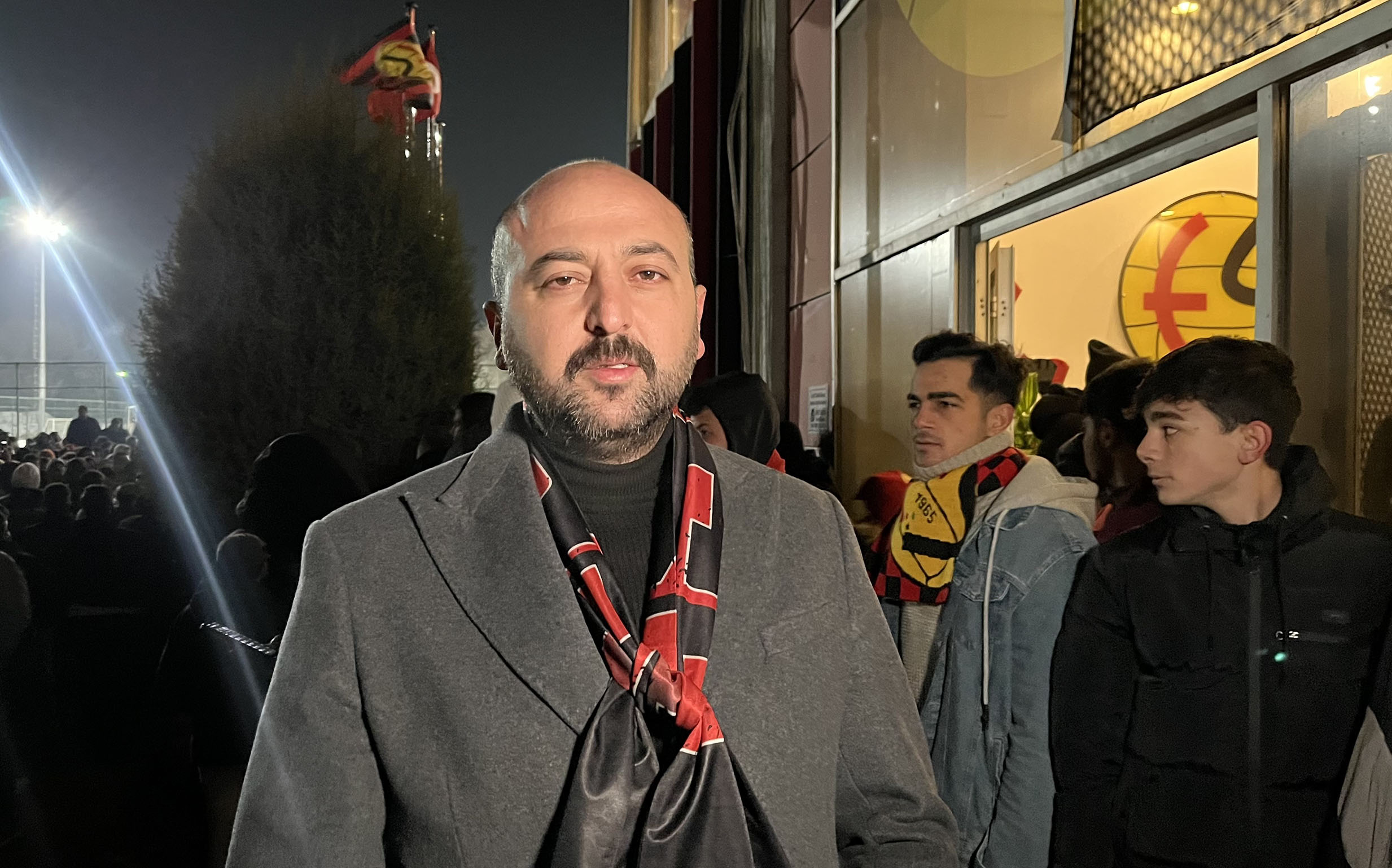 “DİMDİK AYAKTAYIZ”