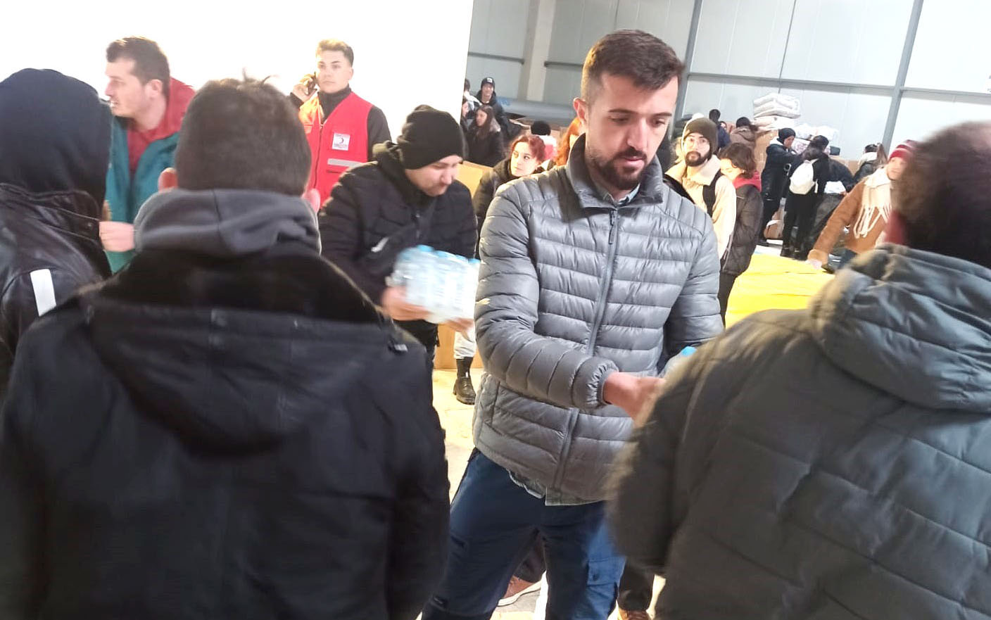 ONLARDA ÜZERİNE  DÜŞENİ YAPIYOR…