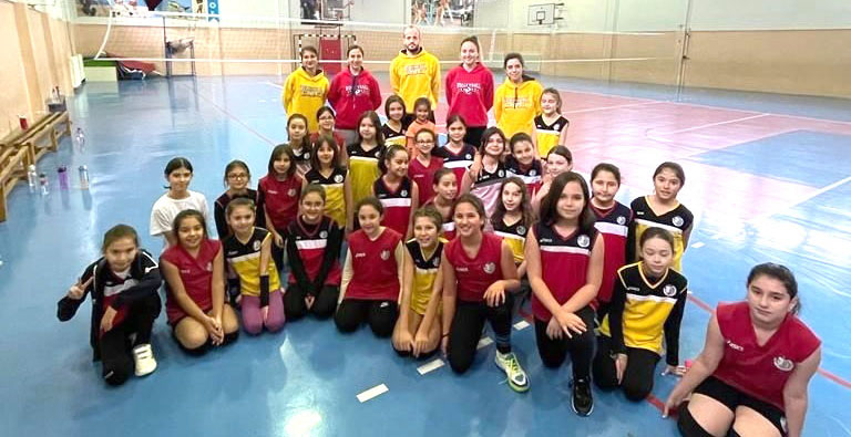 DEPREMZEDE ÇOCUKLARI  VOLEYBOLA BEKLİYORLAR