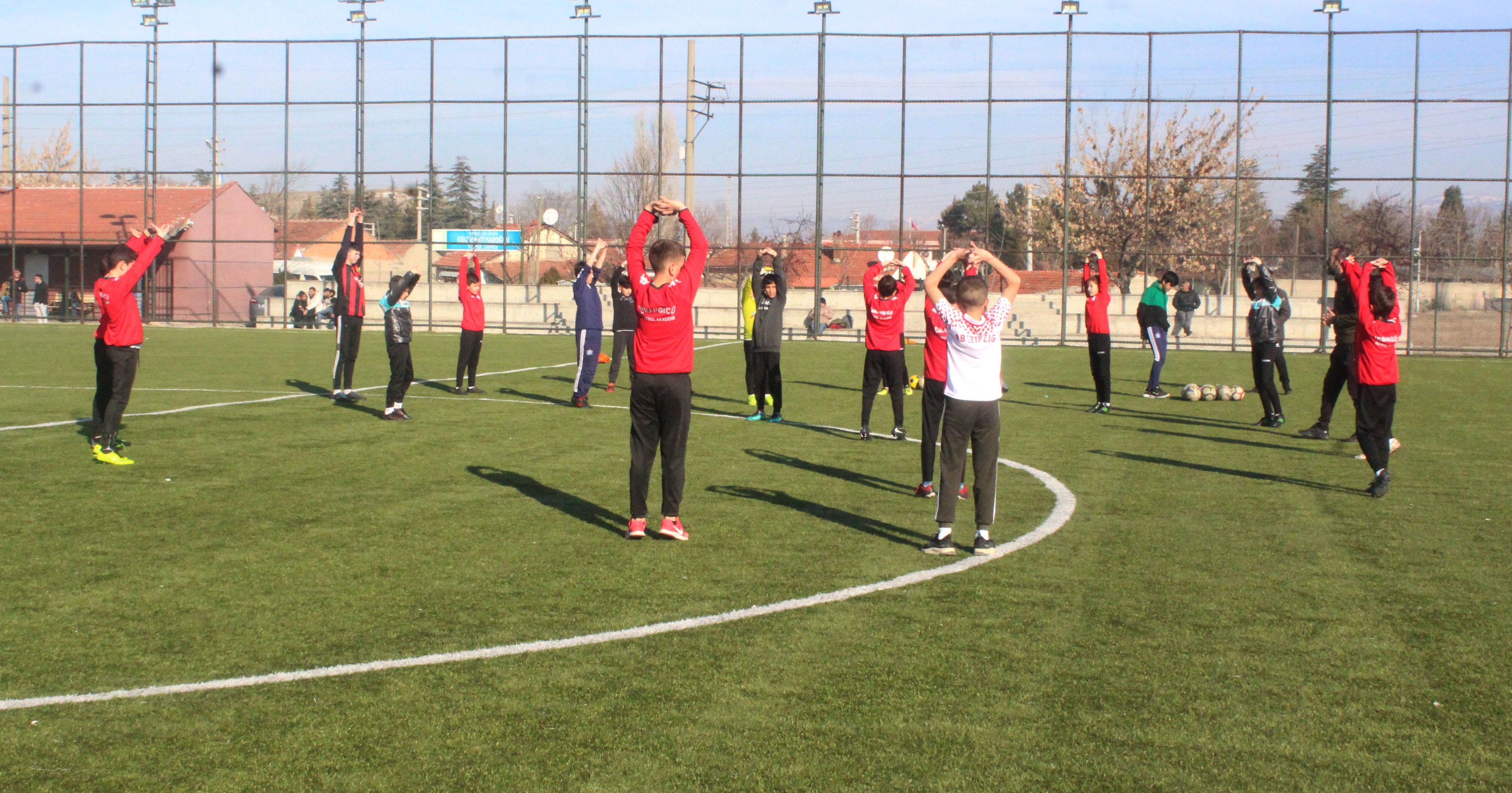 İDMANGÜCÜ FUTBOL OKULUNDA İŞLER YOLUNDA