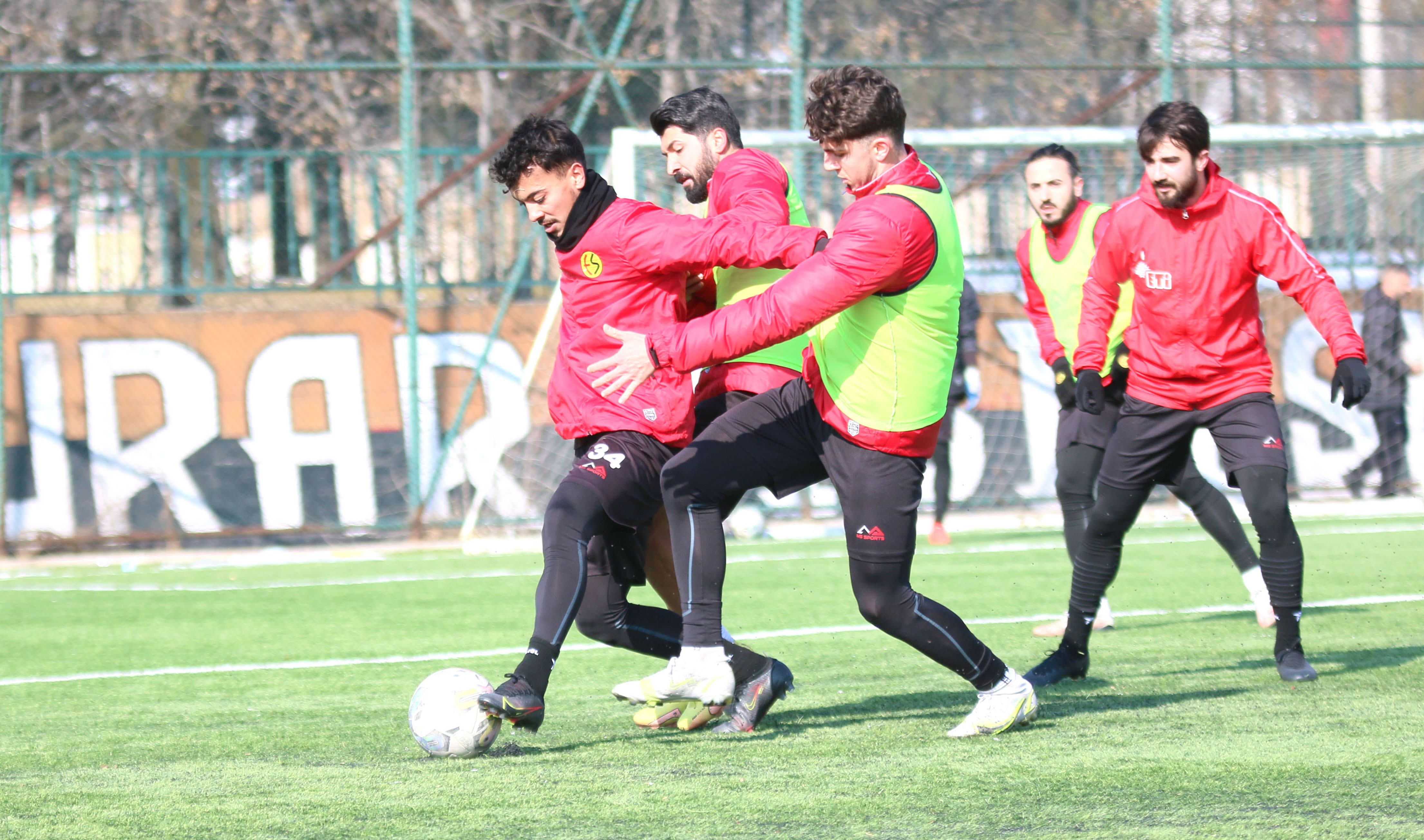 RAKİPLER SIKI TAKİPTE