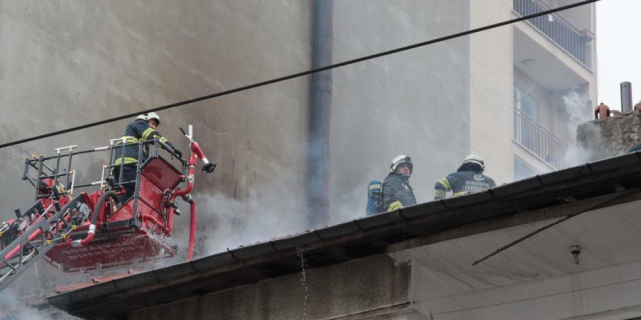 Eskişehir'de 2 katlı binada çıkan yangın paniğe neden oldu (Video Haber)