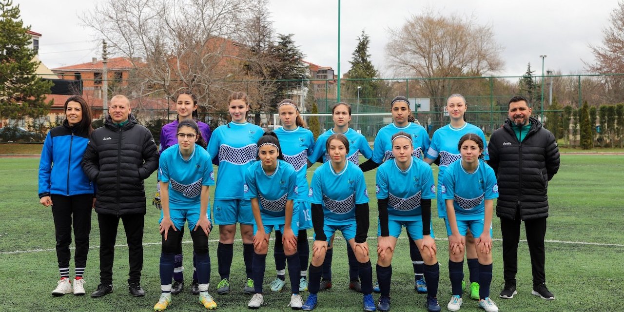 KADINLAR FUTBOLDA DERBİ GÜNÜ