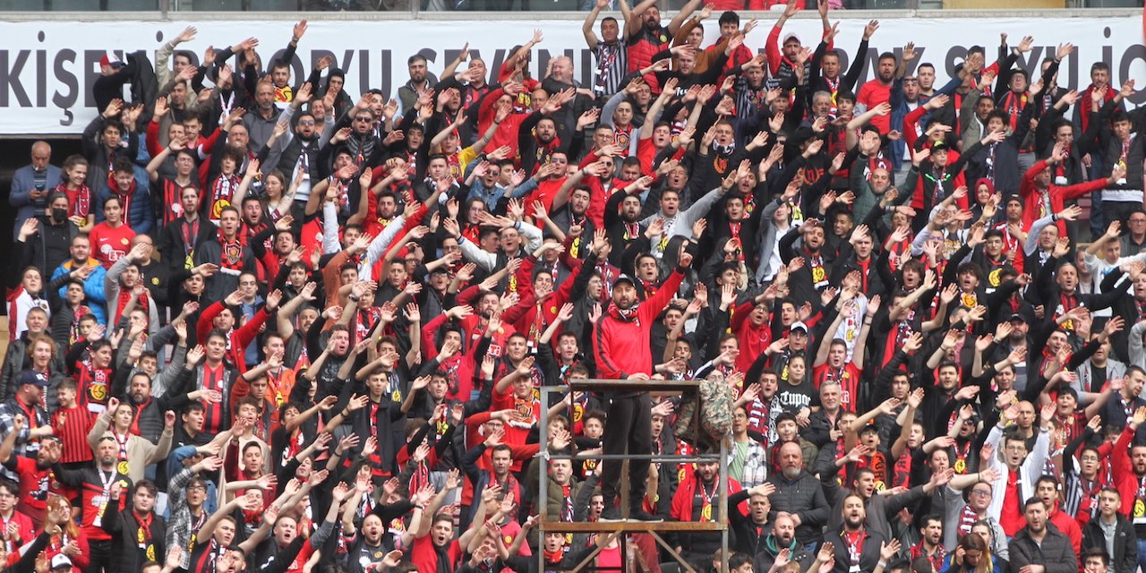 ESKİŞEHİRSPOR TARAFTARINDAN TAKIMA MÜTHİŞ DESTEK