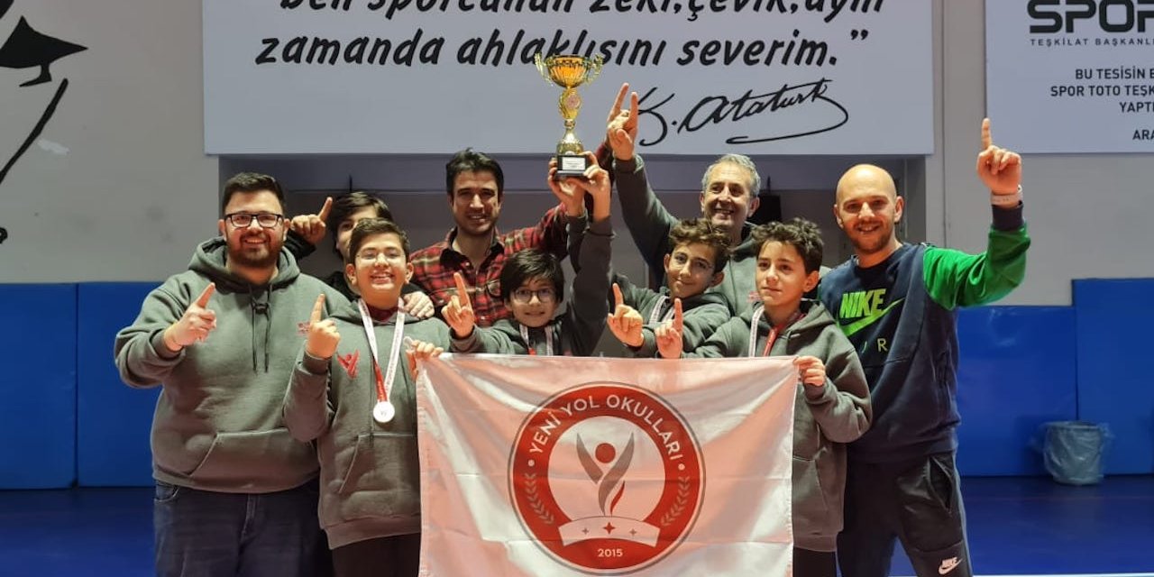 YENİ YOL’UN ŞAMPİYON MASA TENİSÇİLERİ KUTLAMA YEMEĞİNDE BİR ARAYA GELDİ