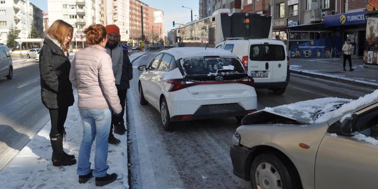 BUZLANAN YOLLAR KAZAYA ZEMİN HAZIRLADI