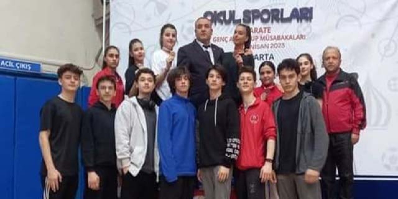 Okullu karateciler madalyaları topladı