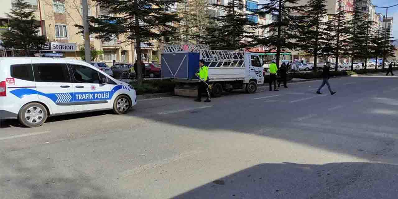 Kamyonet yayaların arasına daldı!