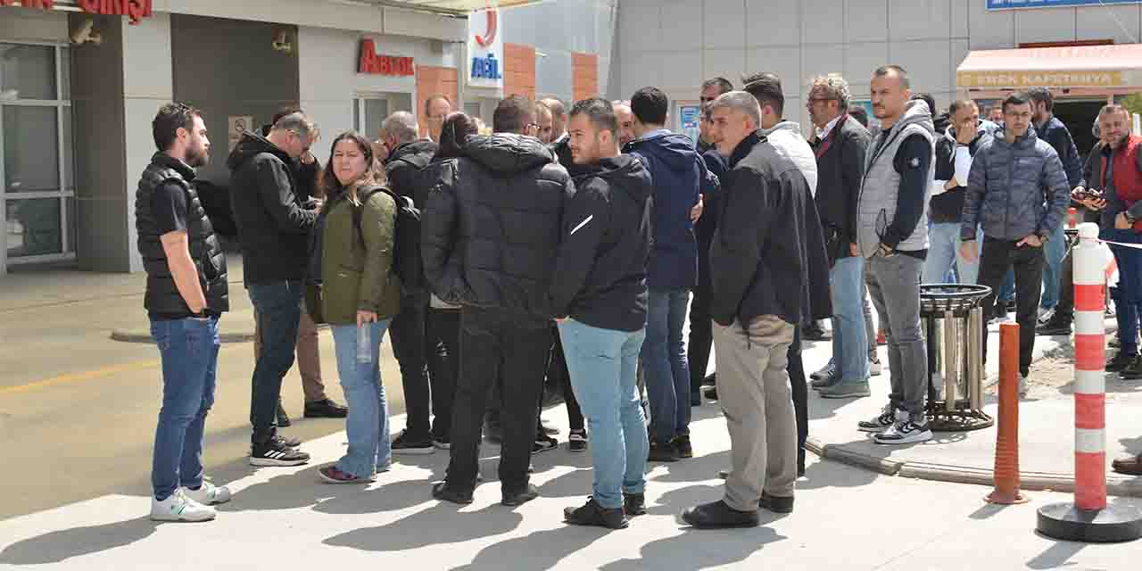 3 kişinin öldüğü kazada yaralanan mesai arkadaşlarını yalnız bırakmadılar