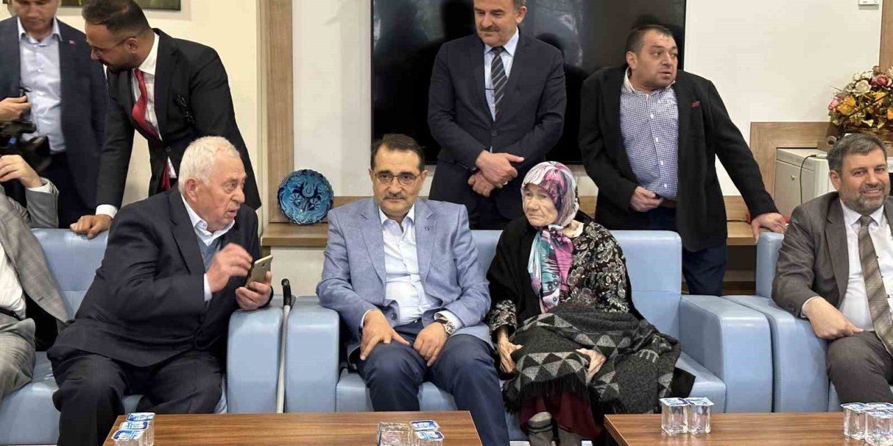 Bakan Dönmez huzurevi ve hastanede bulunan vatandaşlarla bayramlaştı