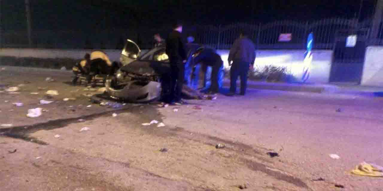 Süratle ilerlerken elektrik direğine çarptı: 2 yaralı