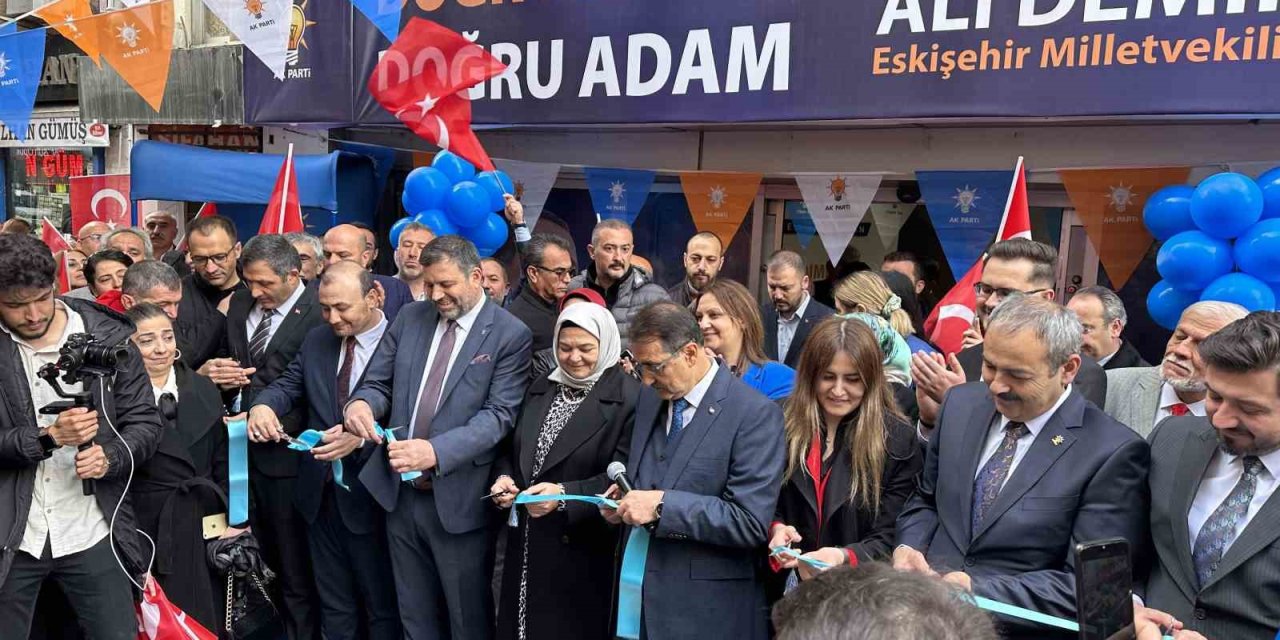 Bakan Dönmez, Eskişehir’de seçim bürosu açılışına katıldı