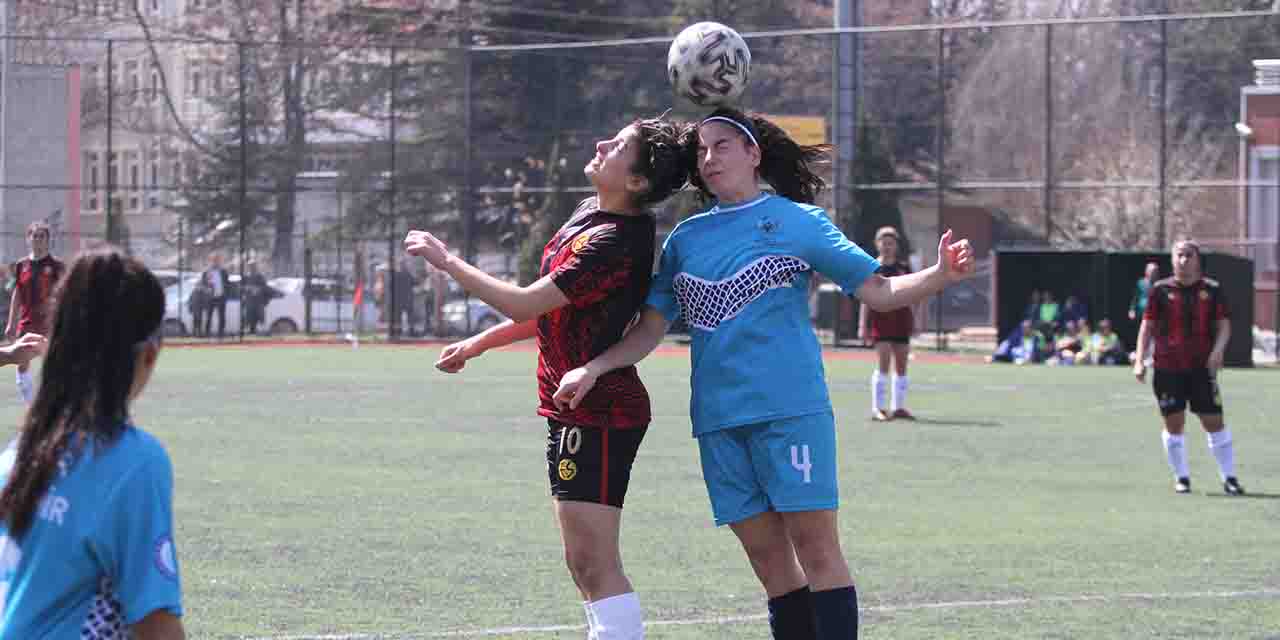 Kadınlar futbolda derbi heyecanı yarın