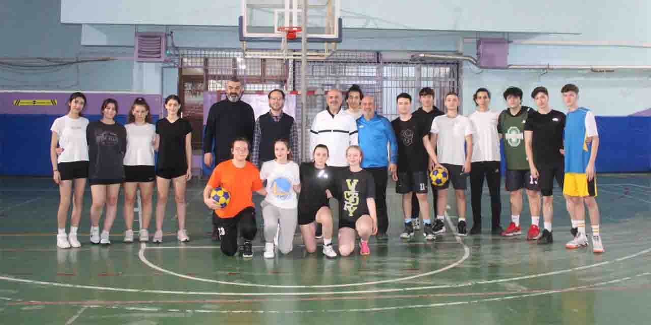 Cumhuriyet Anadolu Lisesi ev sahibi