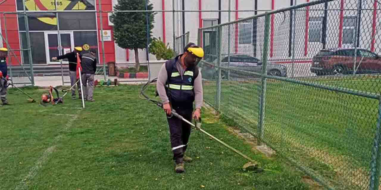 Odunpazarı'ndan Eskişehirspor tesislerindeki sahaya bakım