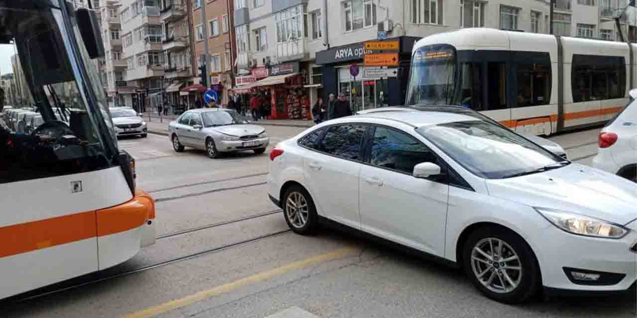 Tramvaylara otomobil engeli!