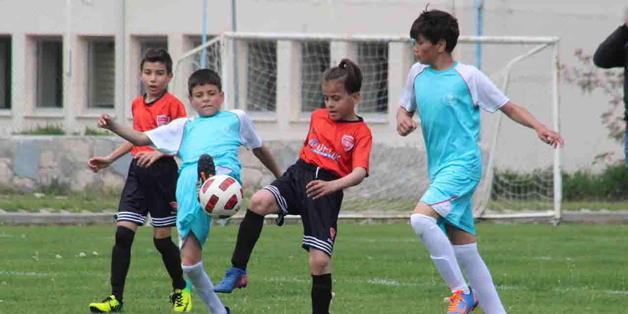 Miniklerde futbol resitali başladı