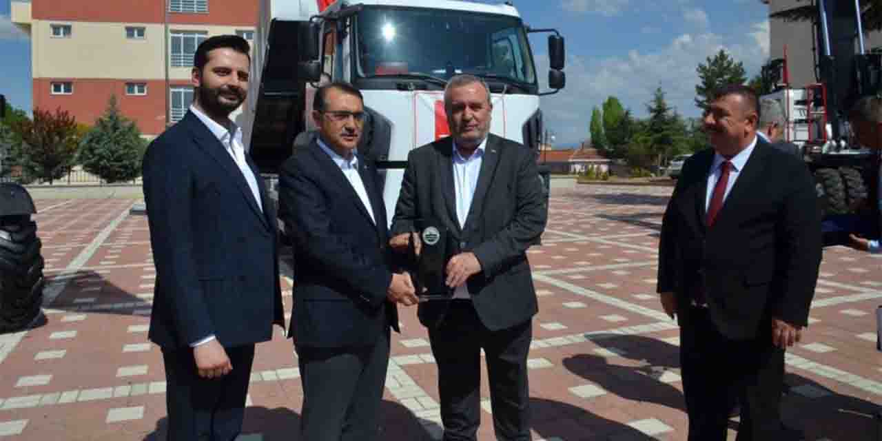 AK Partili Dönmez'den Necdet Saran'a plaket