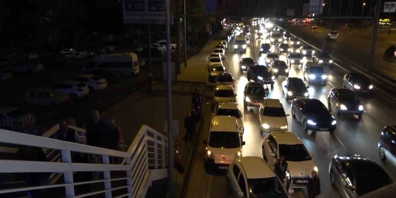 Bursa’da sayılan oylar YSK’ya teslim edildi, kilometrelerce kuyruk oluştu