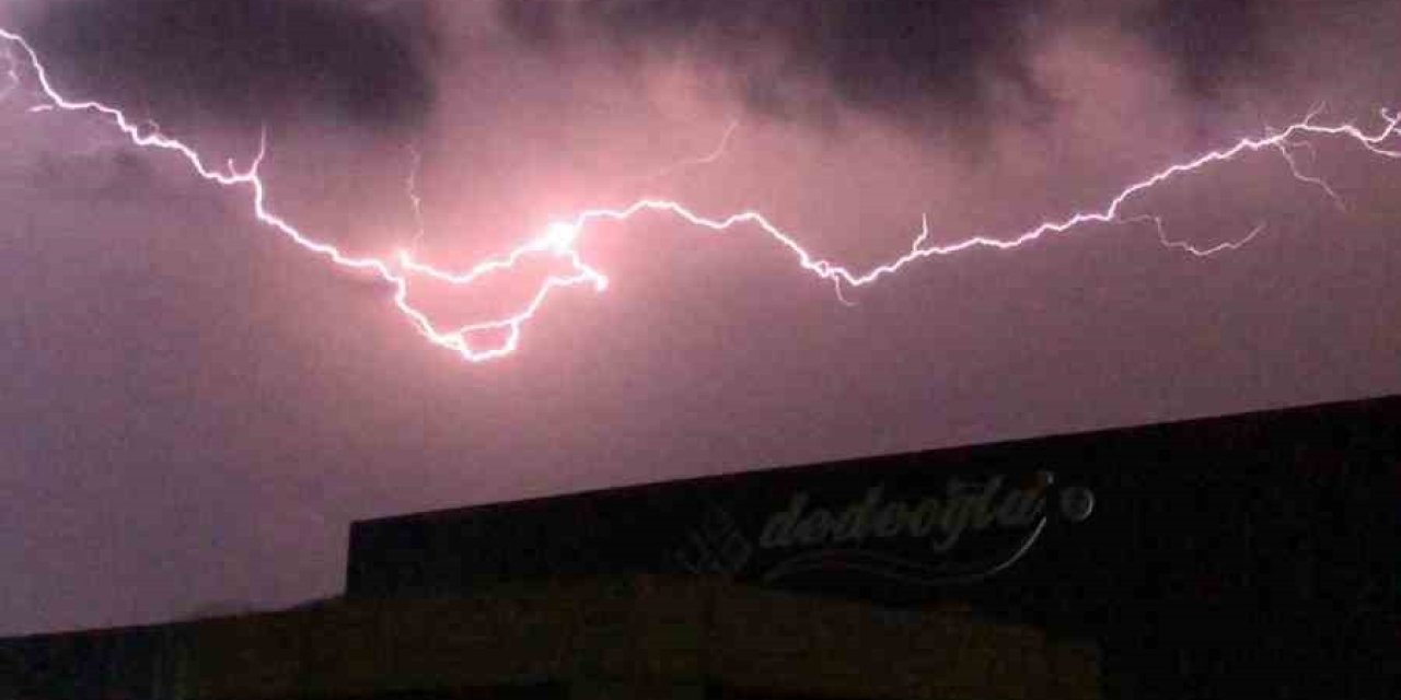 Bursa şimşekler geceyi böyle aydınlattı